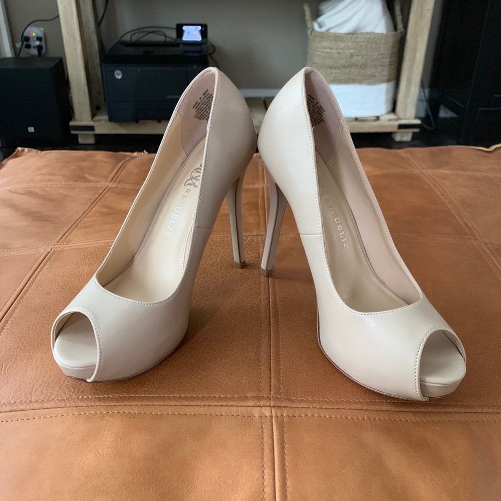 Rock & Republic “Rover” peep toe platform heel